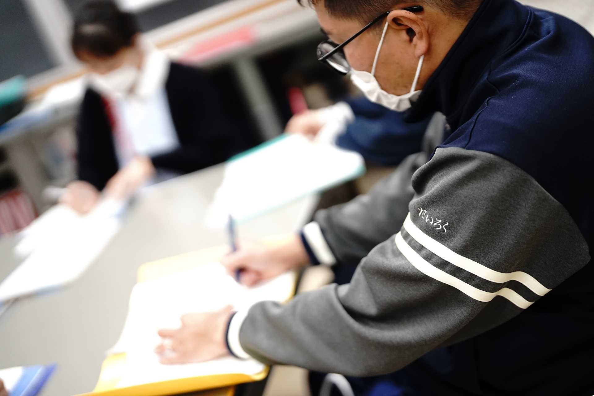 介護施設の入居者がスタッフの指導下でレクリエーション活動に参加している様子